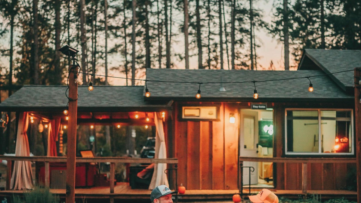 Grants Pass Cabin | Tiny Cabin in the Woods w/Hot Tub and Firepit
