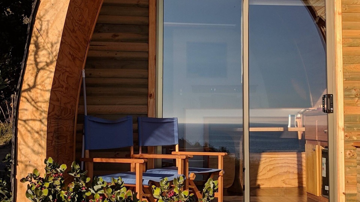 Vina del Mar Cabin | Tiny cabin, sailboat inspired design. Sorrounded by forest by the beach