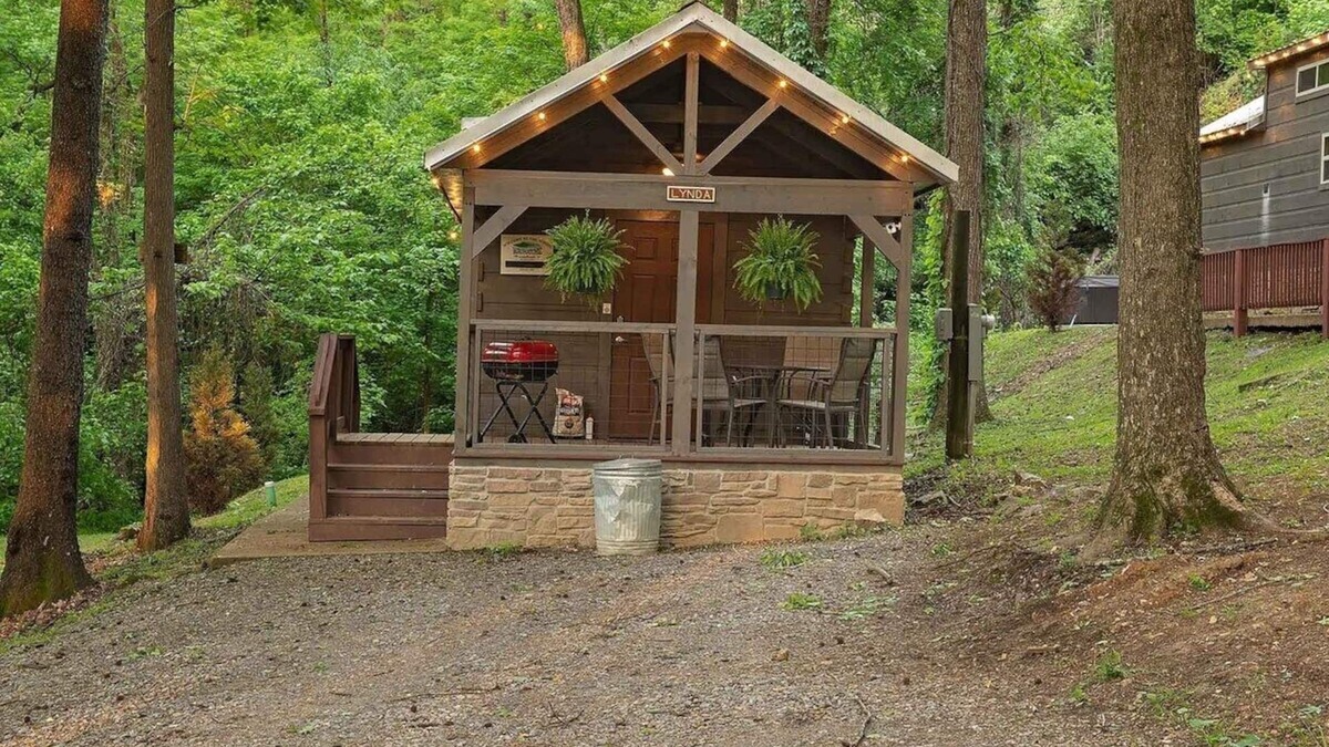 Lookout Valley Neighborhood Association Apartment | Tiny Cabin Village | Private Hot Tub | Lynda Cabin