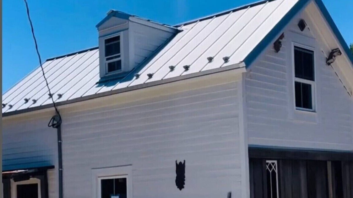 Lynchburg House | Tiny Carriage House downtown: Big yard, HUGE character.