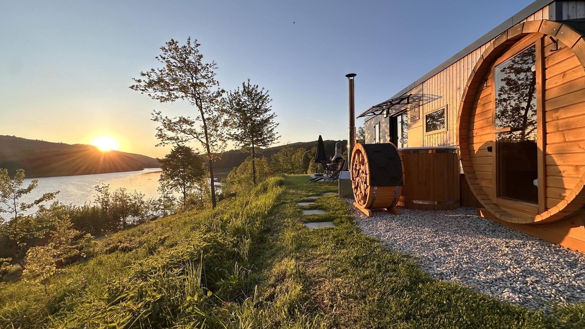 Neunburg vorm Wald House | Tiny Chalet by the Lake with Sauna & Hot Tub