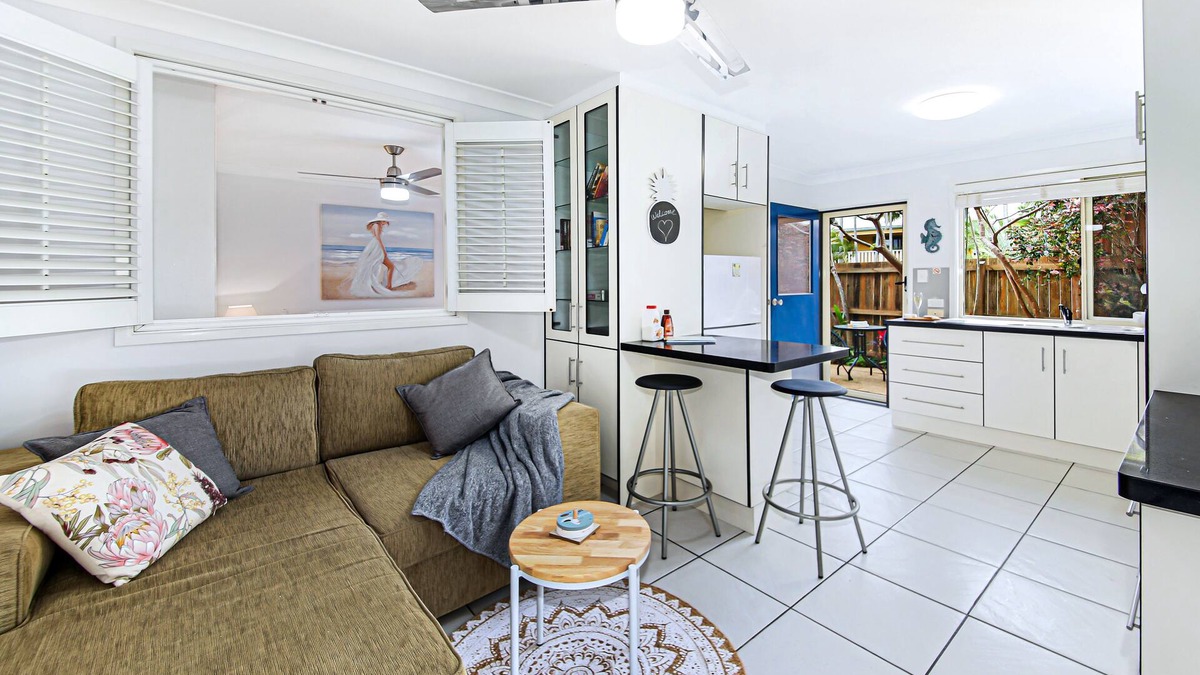 Coolum Beach Apartment | Tiny Comfy Flat with Bikes