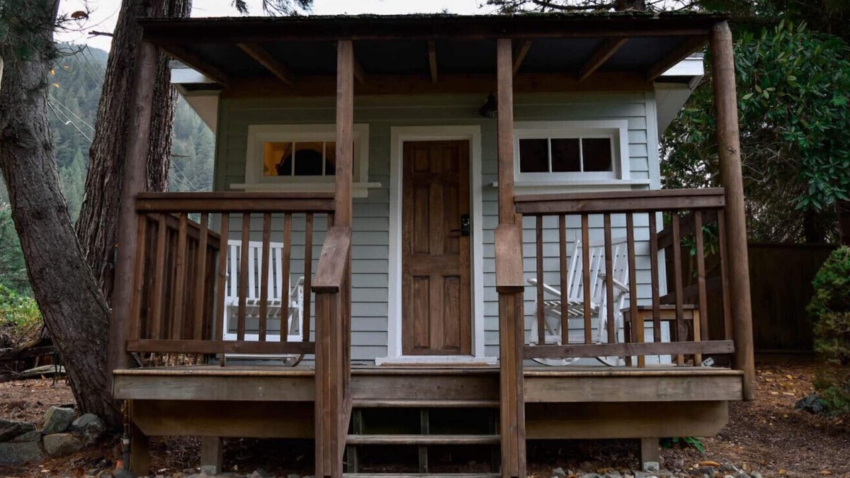 Harrison Hot Springs Cabin | TINY COTTAGE | QUEEN BED | KITCHEN | ACCOMMODATES 2 GUESTS