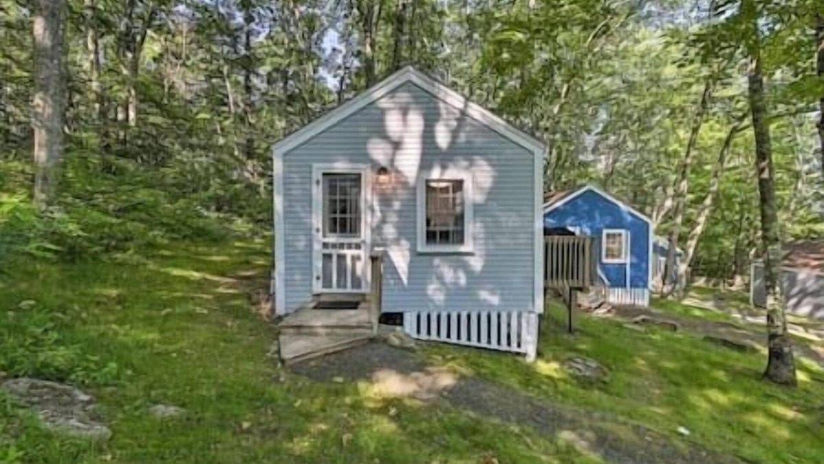 Edgecomb Cottage | Tiny Cottage Near Everything 10
