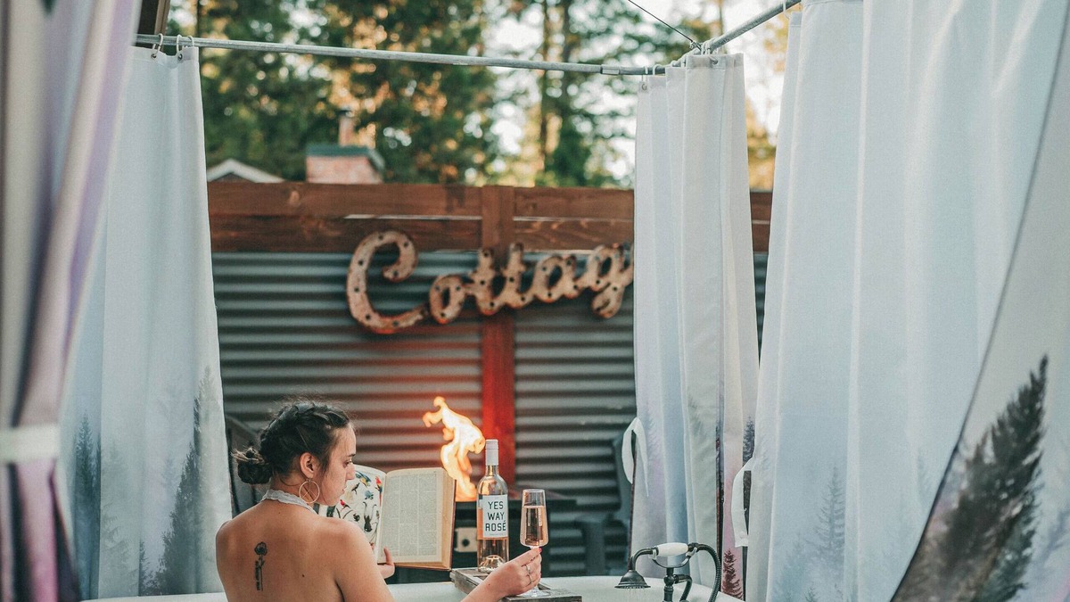 Grants Pass Cabin | Tiny Cottage w/Firepit/Hottub/Outdoor tubs