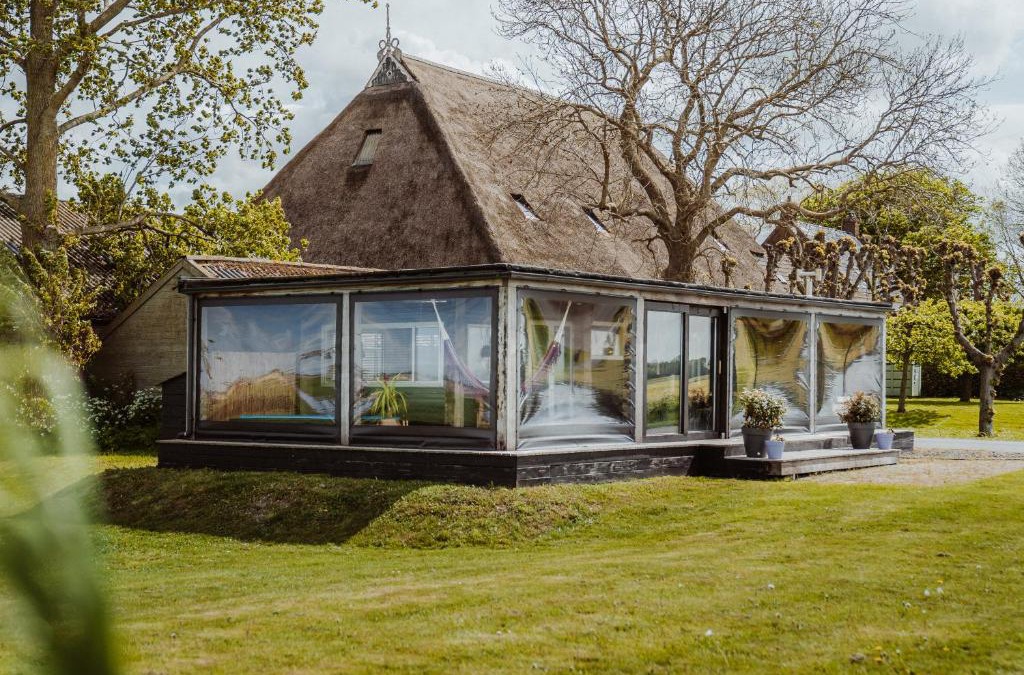 Menaldum Ski Chalet | Tiny Farm House met hot tub.