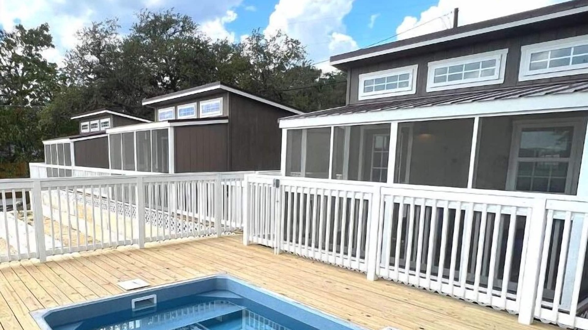 Lakehills Cabin | Tiny Home at Medina Lake (w/Hot Tub & Pool)