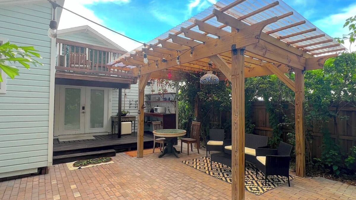 Bearss Plaza Apartment | Tiny Home Hideaway | Patio Pet-Friendly