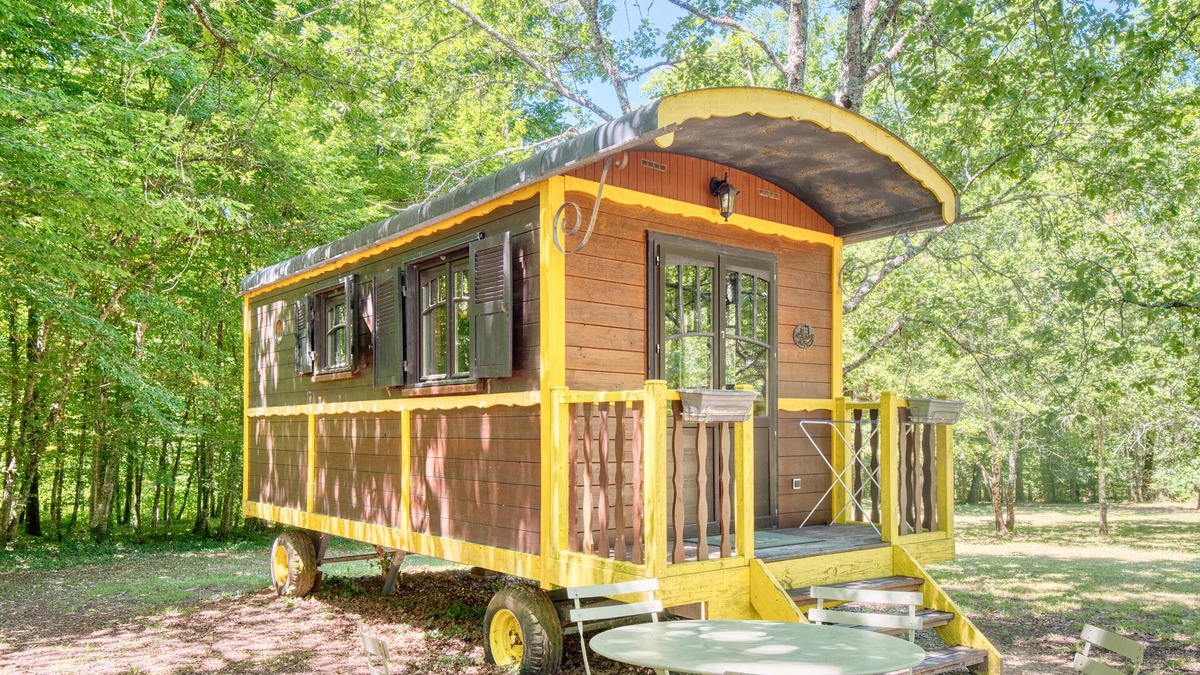 Monsac House | Tiny Home 'La Roulotte Jaune' with Private Garden, Balcony and Wi-Fi