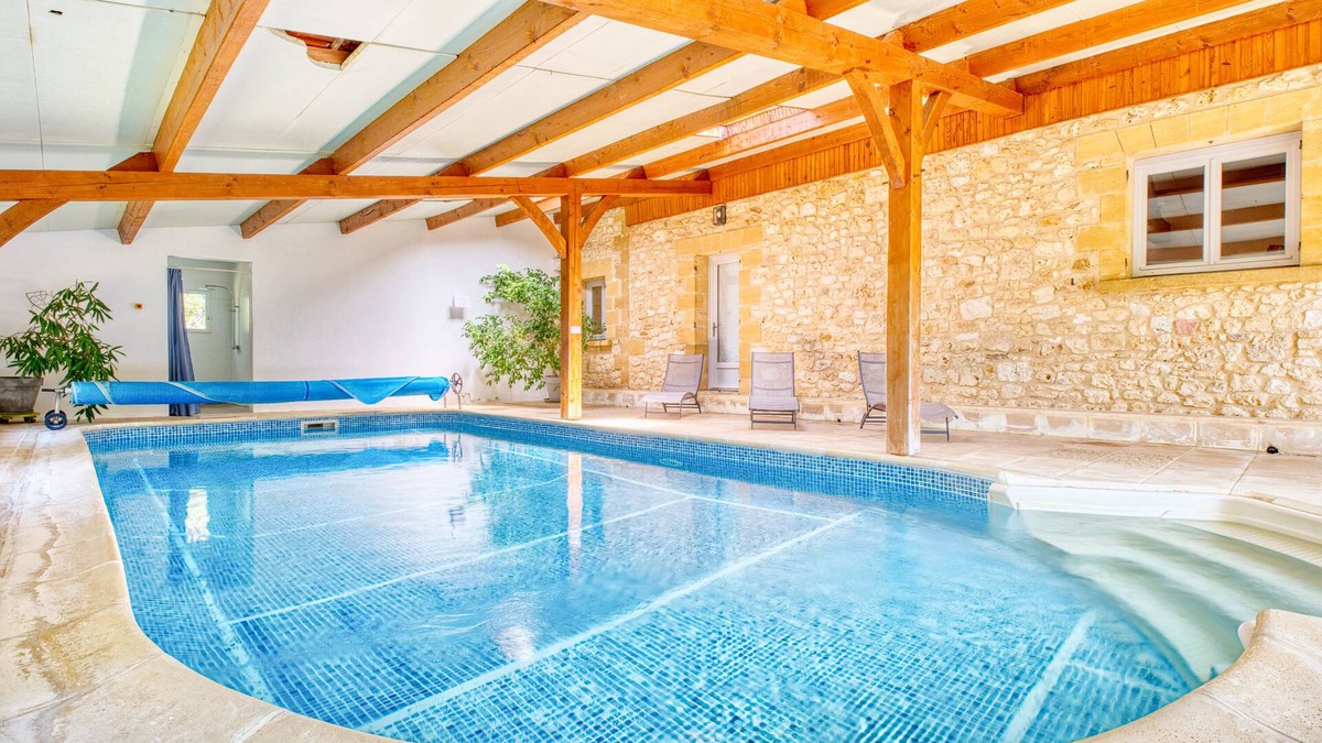 Monsac House | Tiny Home 'La Roulotte Rouge' with Private Garden, Balcony and Wi-Fi