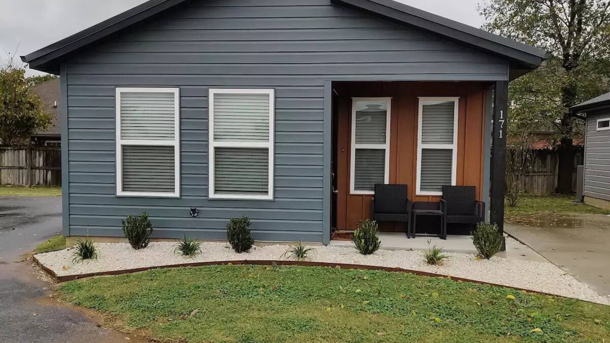 Centerton House | Tiny Home near MTB Trails, Wal-Mart HQ, Sleeps 6
