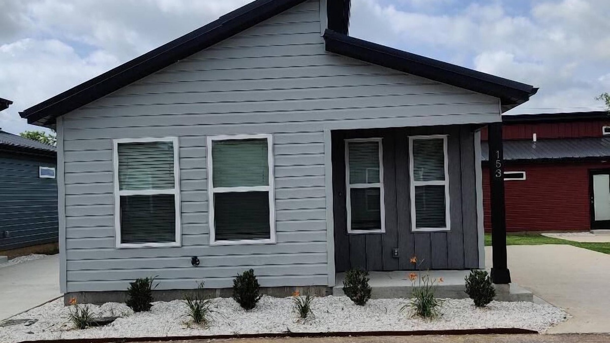 Centerton House | Tiny Home near MTB Trails, Wal-Mart HQ, Sleeps 6