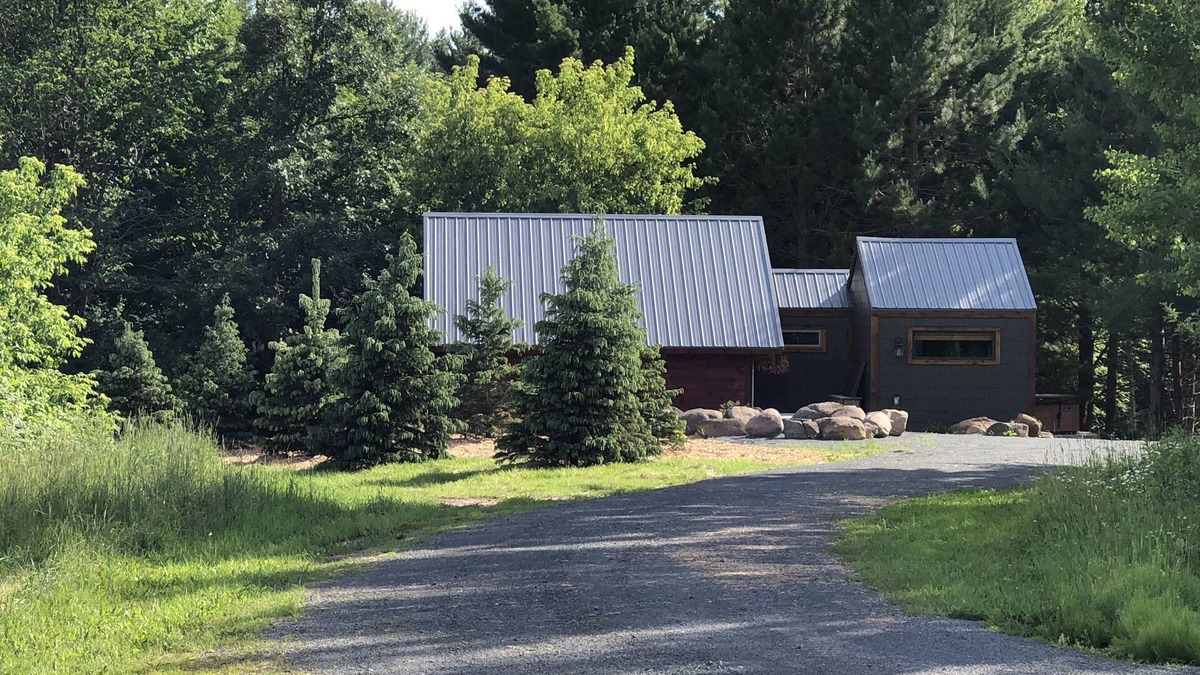 Siren House | Tiny Home on Snowshoe Creek & Little Wood Lake (RV parking with power)