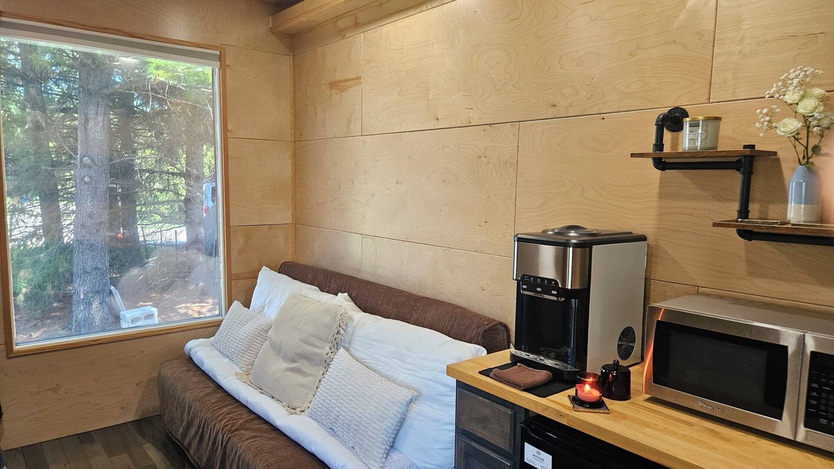 Lake Villa Cabin | Tiny Home Retreat with hot tub