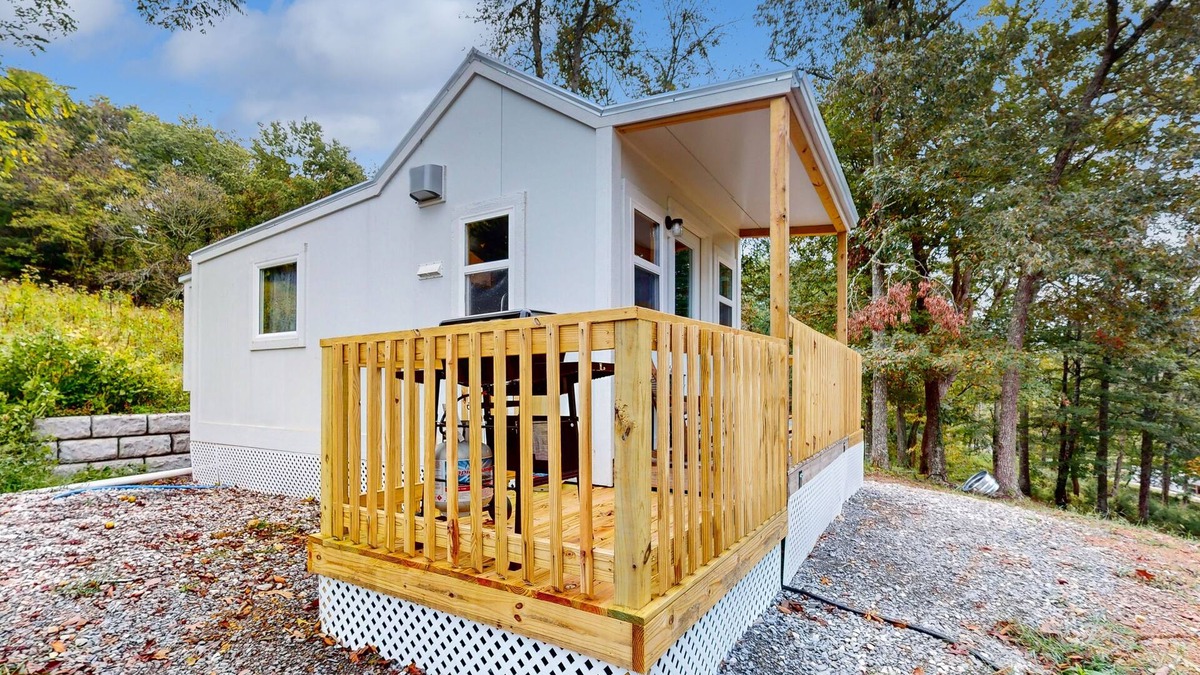 Maynardville Apartment | Tiny home studio with kitchenette, grill and front porch