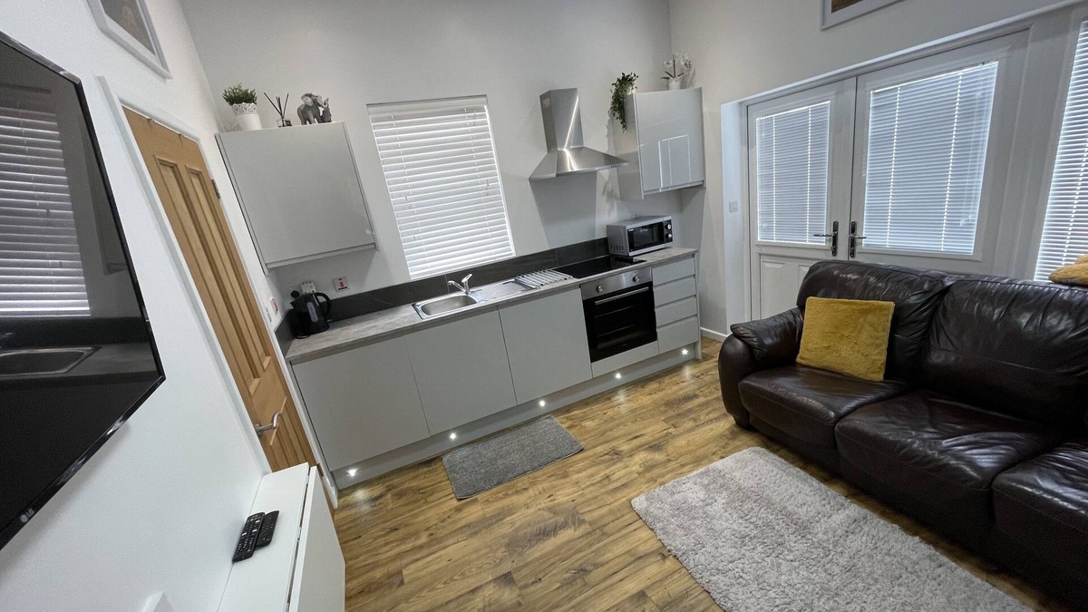 Caldicot Apartment | Tiny Home.Super fast wi-fi.Parking.Work from home.10min M48/49 Bridges.Cosy area