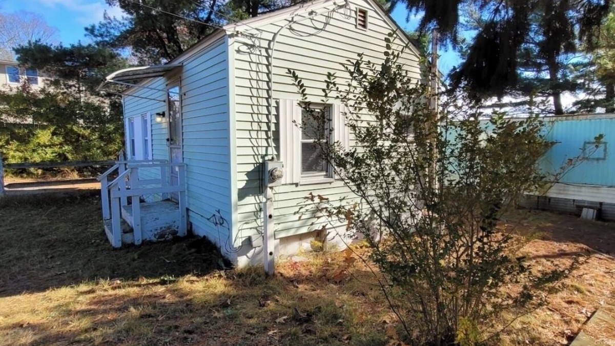 Indian Orchard House | Tiny Home with AC and WiFi in lovely Ludlow
