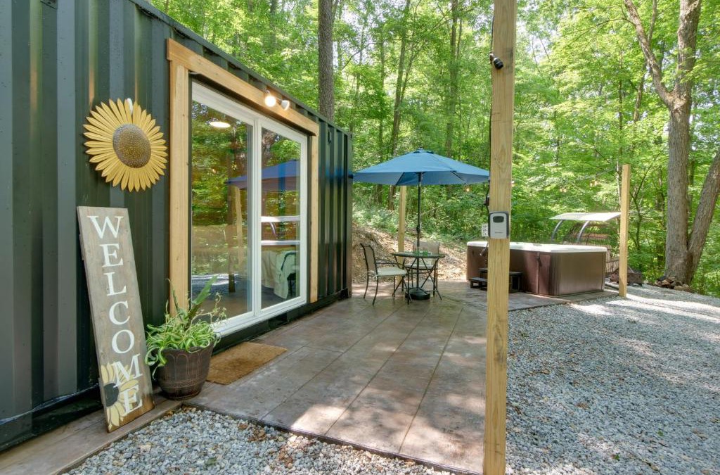 Loudonville Apartment | Tiny Home with Hot Tub By Mohican State Park!