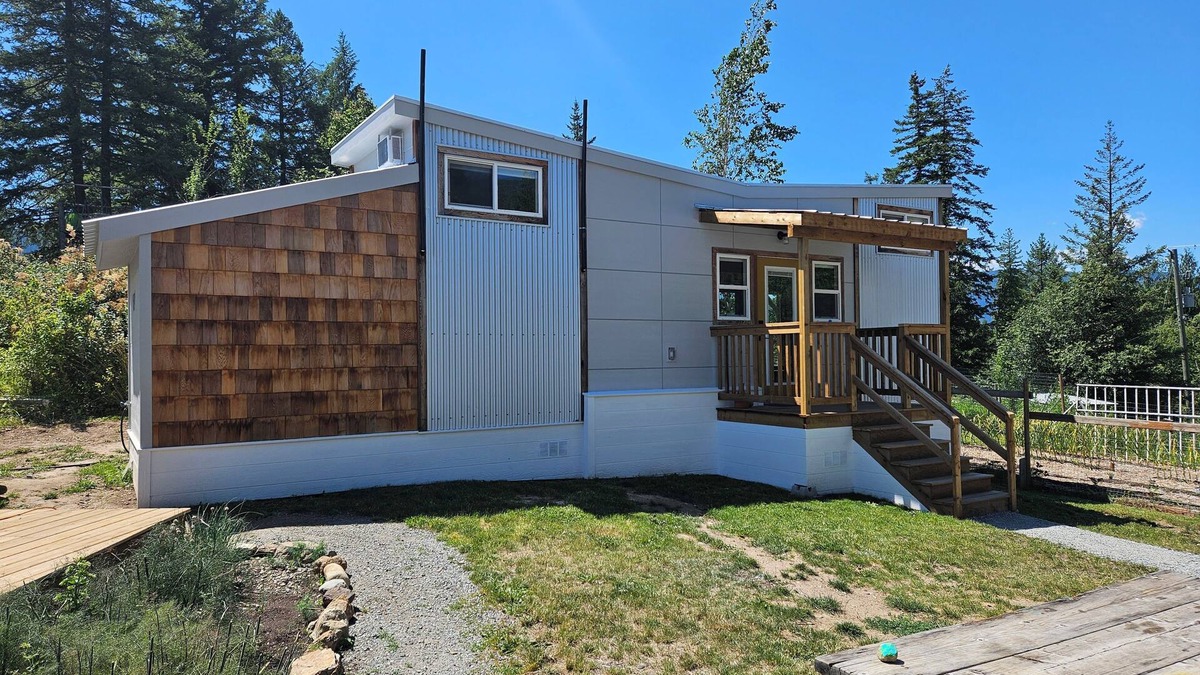 Ashton Creek House | Tiny House, 2-bedroom with AC and WiFi near Enderby BC.