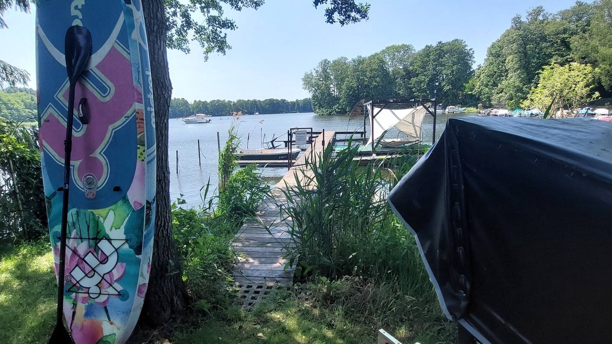 Wernsdorf House | Tiny house by the lake! Lakeside yard with an own jetty and sauna!