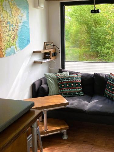 Scheuerfeld House | Tiny House im Seecontainer mit Parkplatz, Glasfaser, Netflix, Veranda und gehobener Ausstattung
