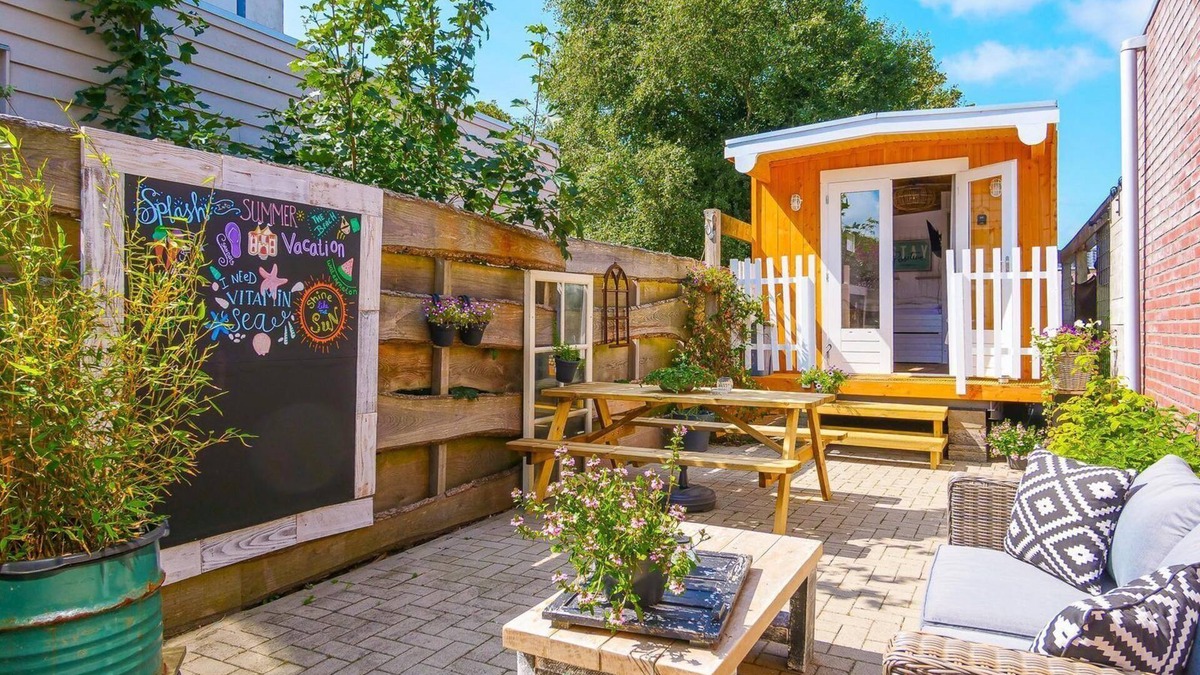 Callantsoog House | Tiny House In Our Little Garden: Luxury Stay in the Beautiful Center of Callantsoog - Discover the Attractive Furnishings and Practical Layout
