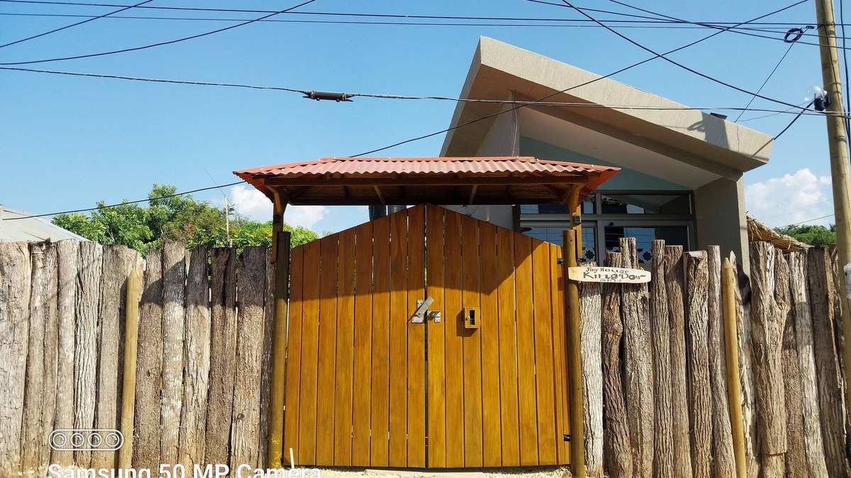 Tolu Resort | Tiny House Kingdom Deluxe King Bed 3 minutes from the beach and the airport