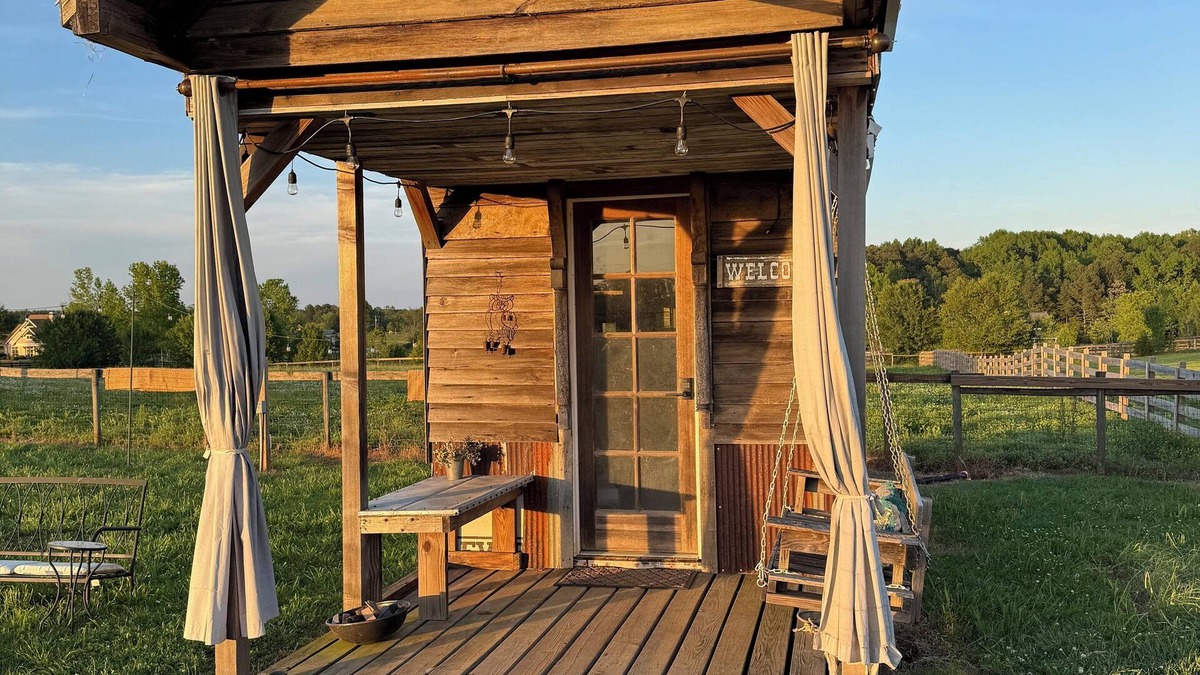 Social Circle Cabin | Tiny house on 50+ acre farm. Easy drive to Covington square and more!
