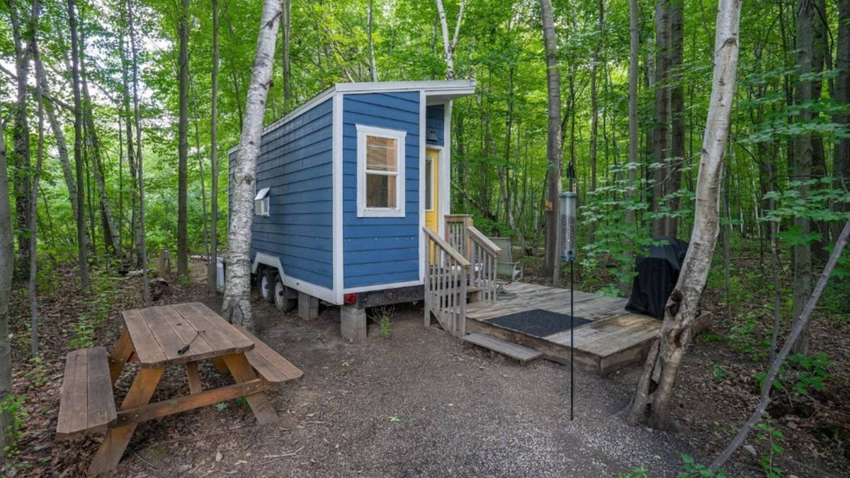 Lapeer House | ❤️Tiny house THOW in woods -odorless compost toilet NEW-hot tub