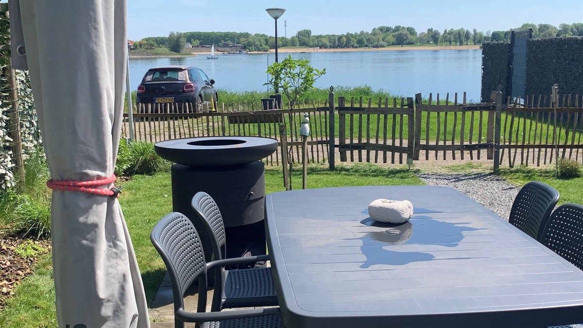 Rheden House | Tiny house time-out with lake view. In Holland, quiet, comfortable, right on the water.