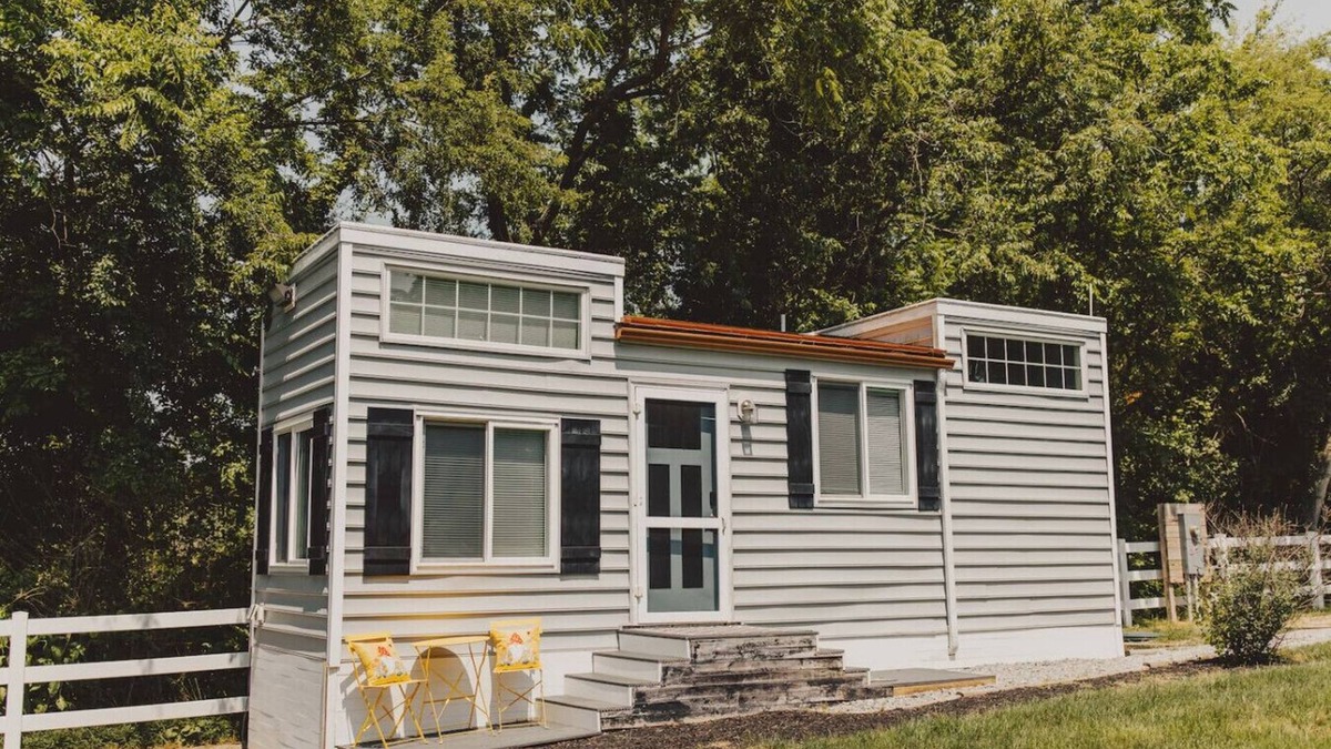 Lincoln House | Tiny house w/ Pool on water near Beaches / turf