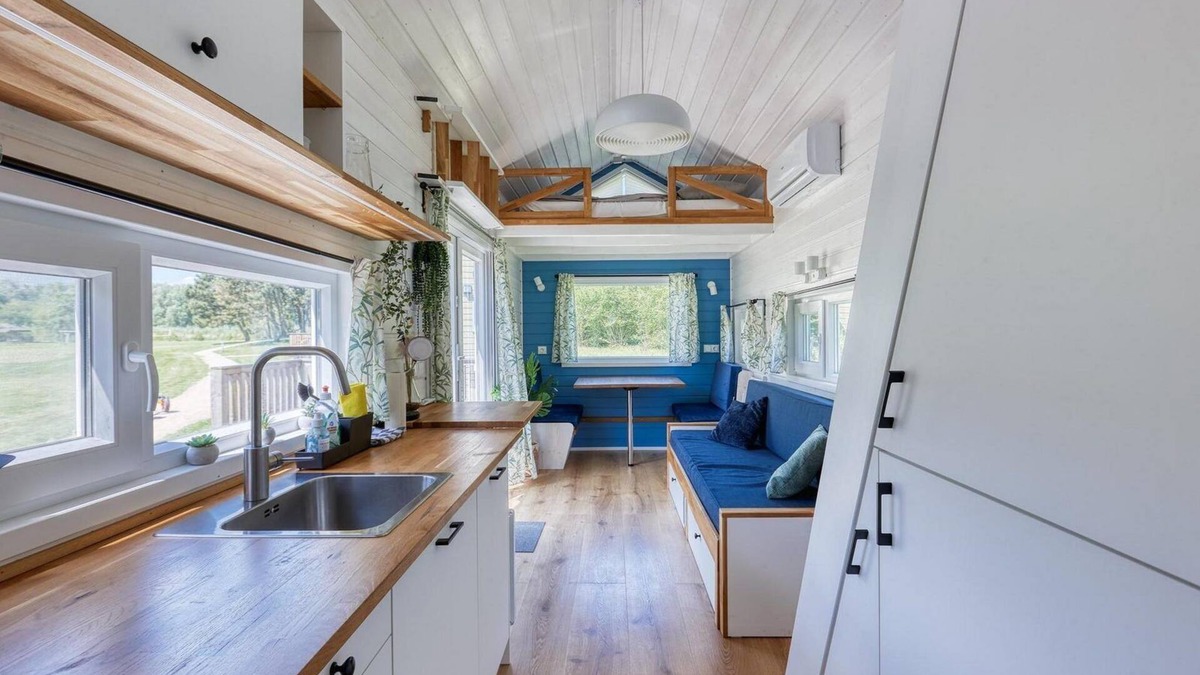 Zeewolde House | Tiny house with a maximum of 6 sleeping spots in the color blue.