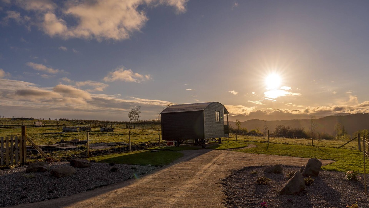 Glen Urquhart Cabin | +Tiny House with beautiful Mountain Views+
