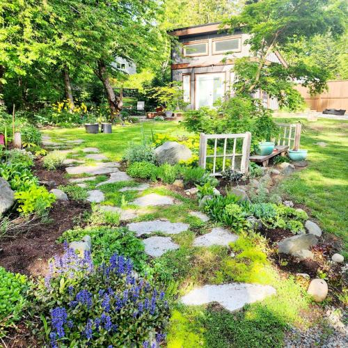 Campbell River House | Tiny House with HOT TUB, close to golf and hiking!