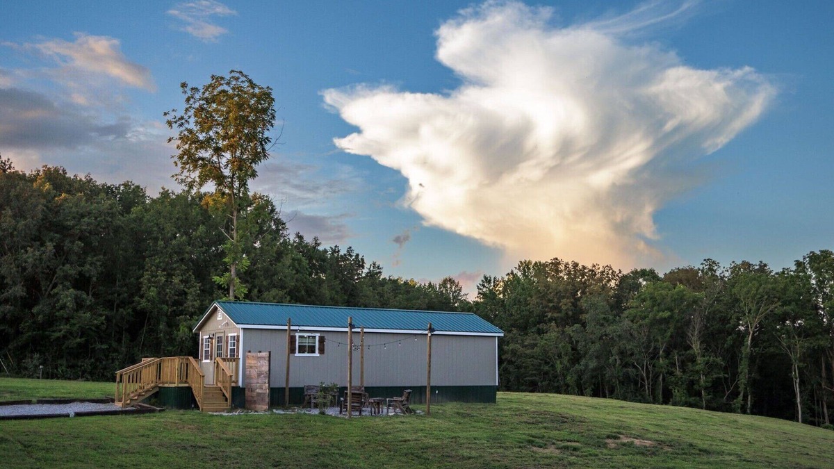 McMinnville House | Tiny House with lake view and large yard