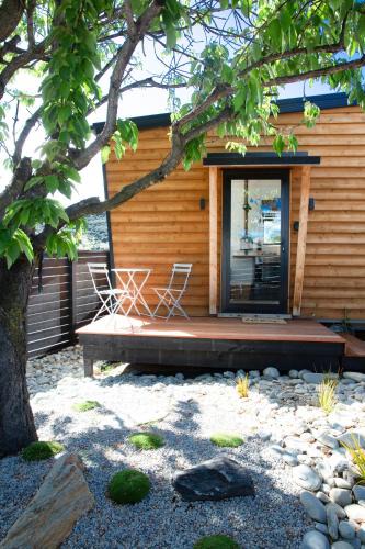 Wanaka Apartment | Tiny house with mountain views, indoor and outdoor fire, private courtyard garden