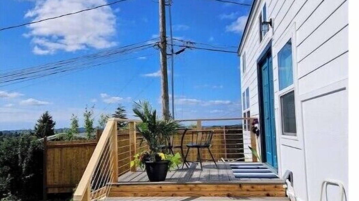 Bryn Mawr-Skyway House | Tiny Living View Escape AC - Brand New
