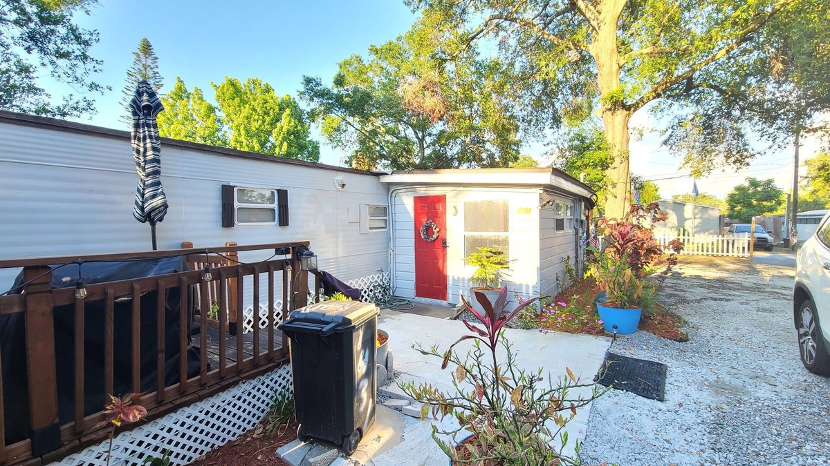 Casselberry House | Tiny remodel mobile home close to Orlando and Sanford Airport.