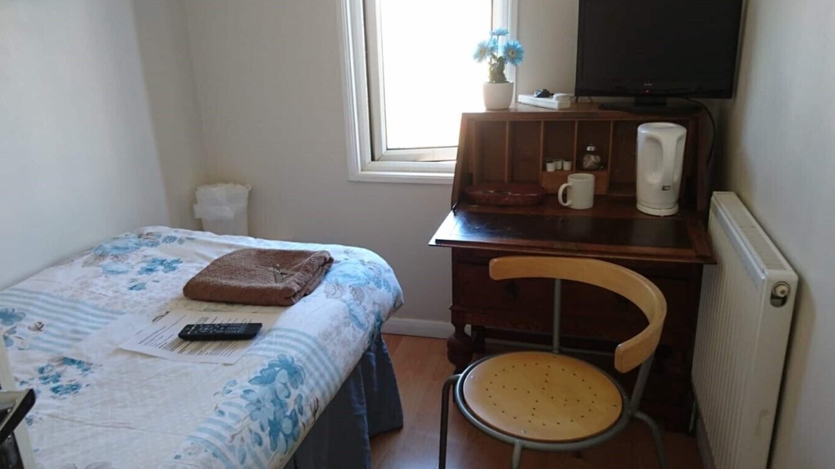 Harlington House | Tiny Single shared bathroom Room ssbyr