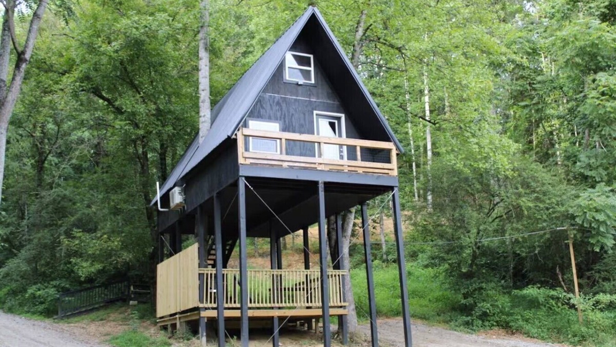 Jonesville House | Tiny Treehouse Escape with Wi-Fi, Modern Amenities, BBQ Deck + Mountain Views