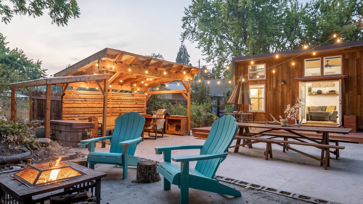 Southeast Boise Cottage | TinyHouse Oasis - Hot Tub-Bikes-FirePit-BBQ-Projector-Ax Throwing-Pet Friendly