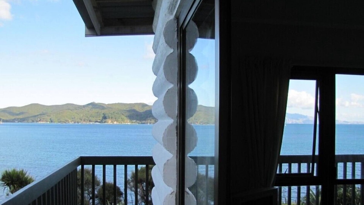 Tryphena Hotel | Tipi and Bob's Waterfront Lodge