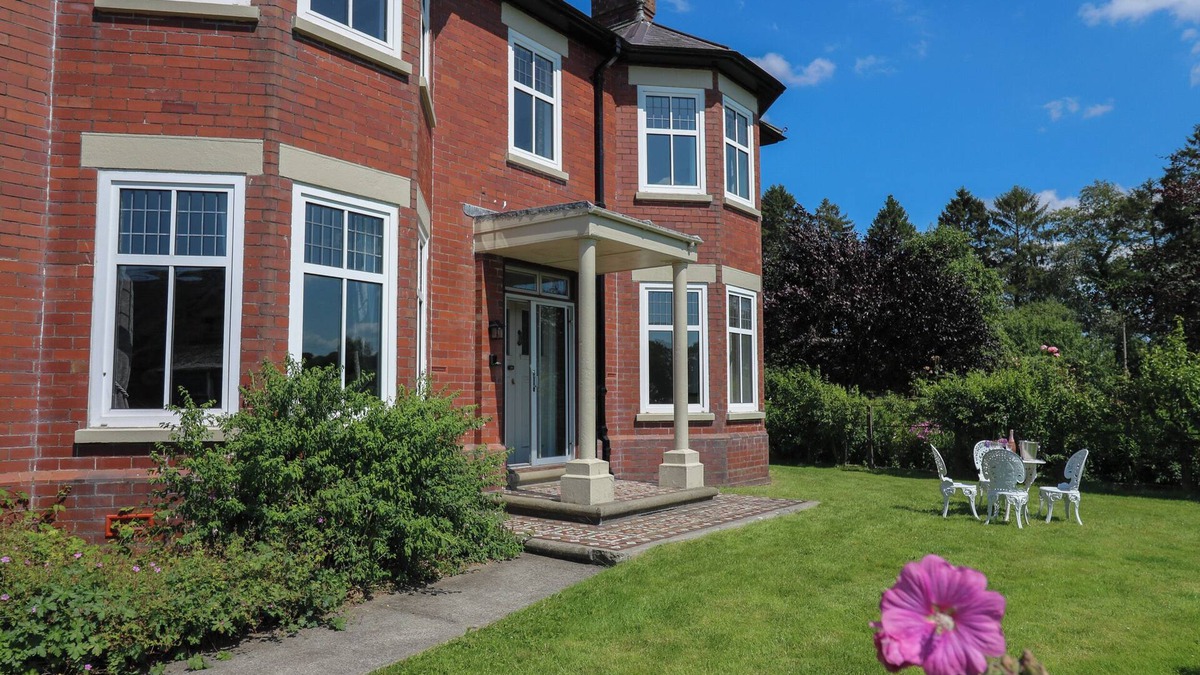 Llanwrda House | TIRALLEN, pet friendly, character holiday cottage in Llangadog