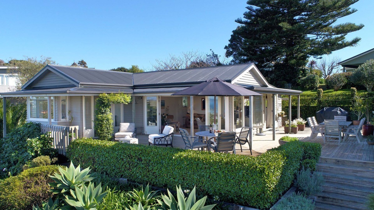 Oneroa House | Tiri Heights Summary: