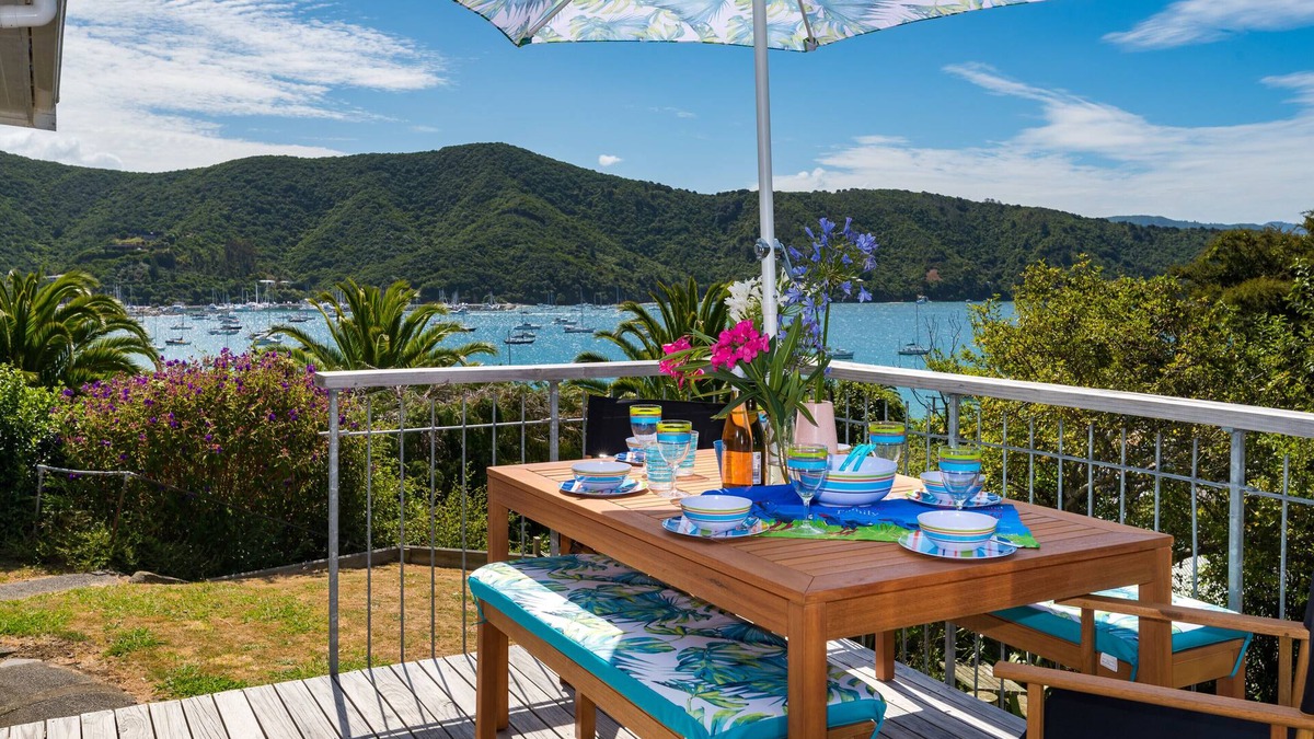 Waikawa Bay House | Tirohanga Wai - Waikawa Holiday Home