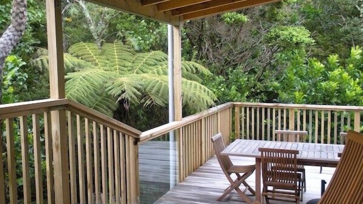 Leigh Cottage | Tiromoana - Mathesons Bay Holiday Home