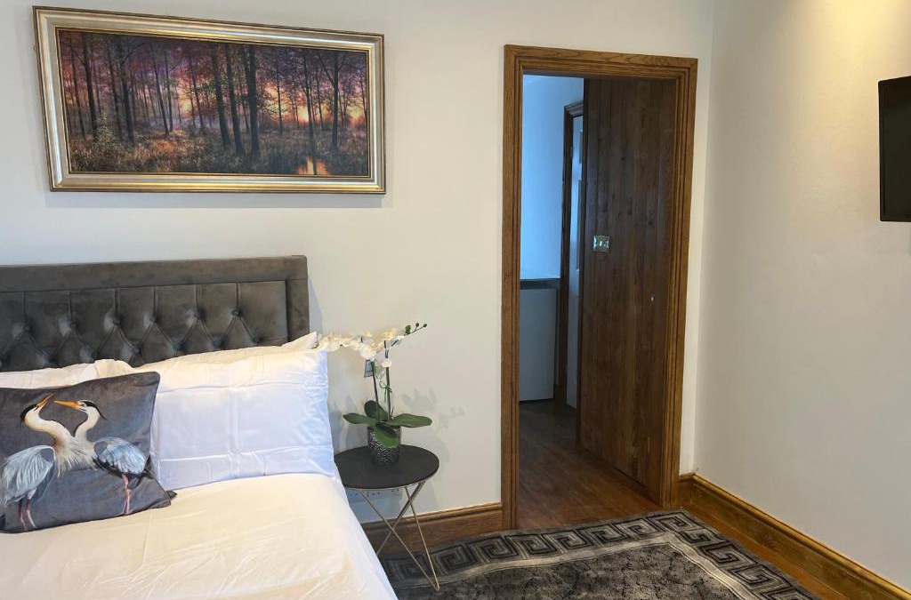 Manor Apartment | TJ Homes - Entire place for 5 Guests - London