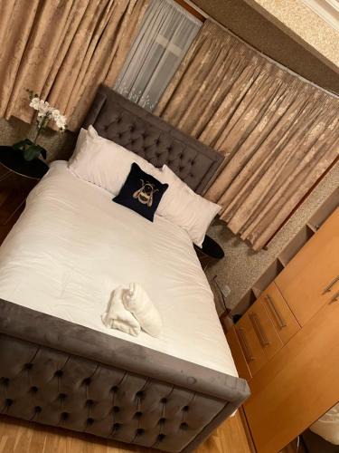 Manor Apartment | TJ Homes - One double bed room with garden view - Next to tube station