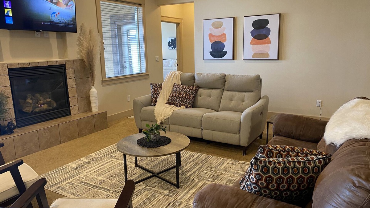 Twin Falls House | TJ Rancher home, private yard, king beds, 2.5 bath