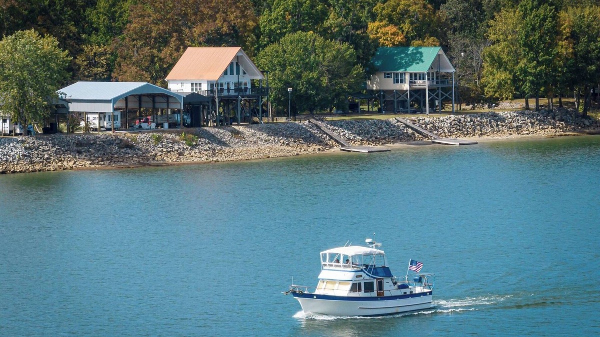 Decaturville House | TN River house, private dock, sleeps 6, located near 2 marinas & a golf course.